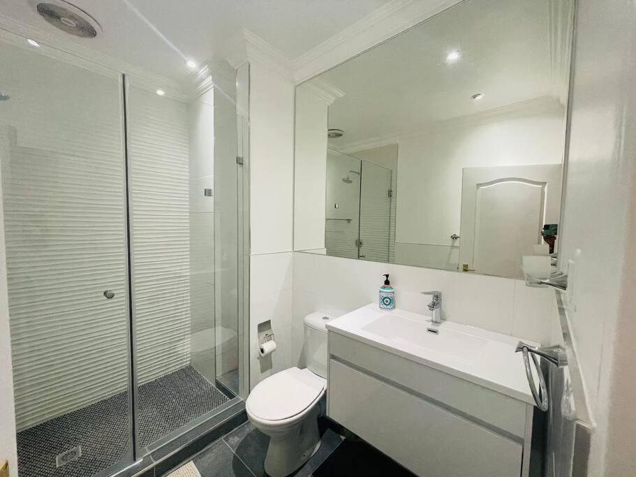 Private Modern 10 bdrm Home tucked away in Sandton