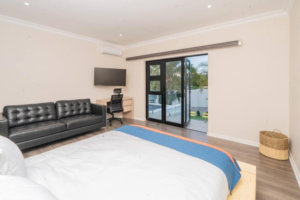 Private Modern 10 bdrm Home tucked away in Sandton