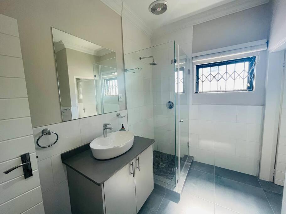 Private Modern 10 bdrm Home tucked away in Sandton