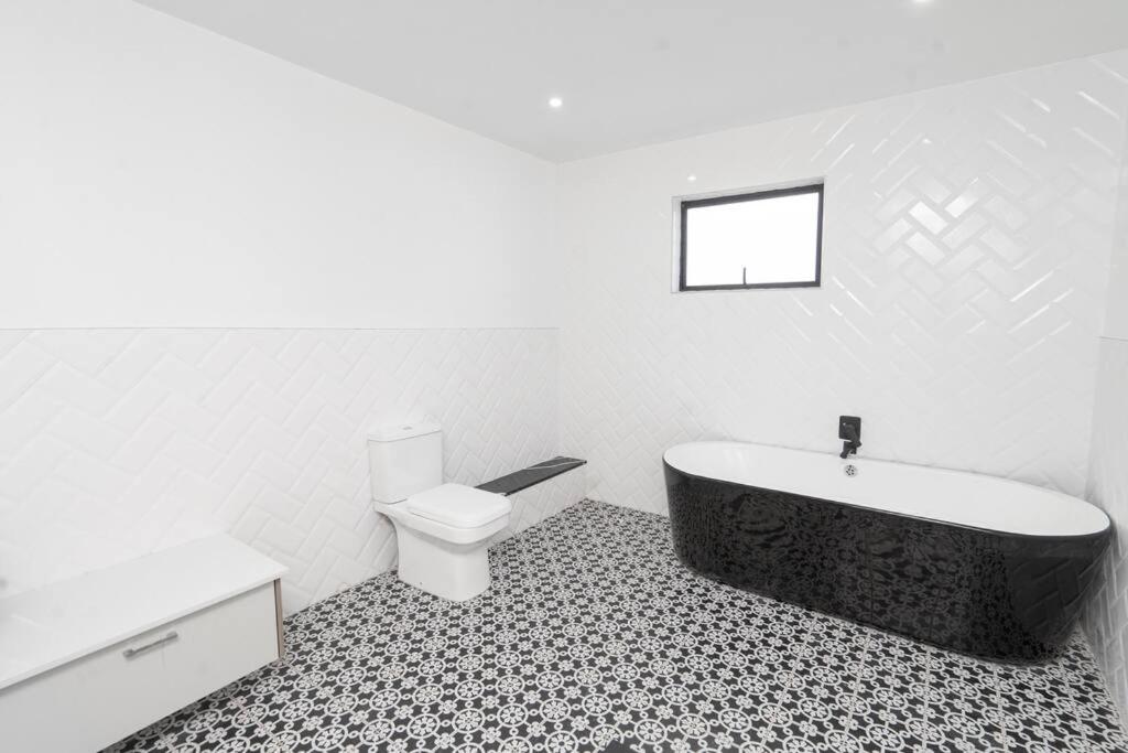 Private Modern 10 bdrm Home tucked away in Sandton