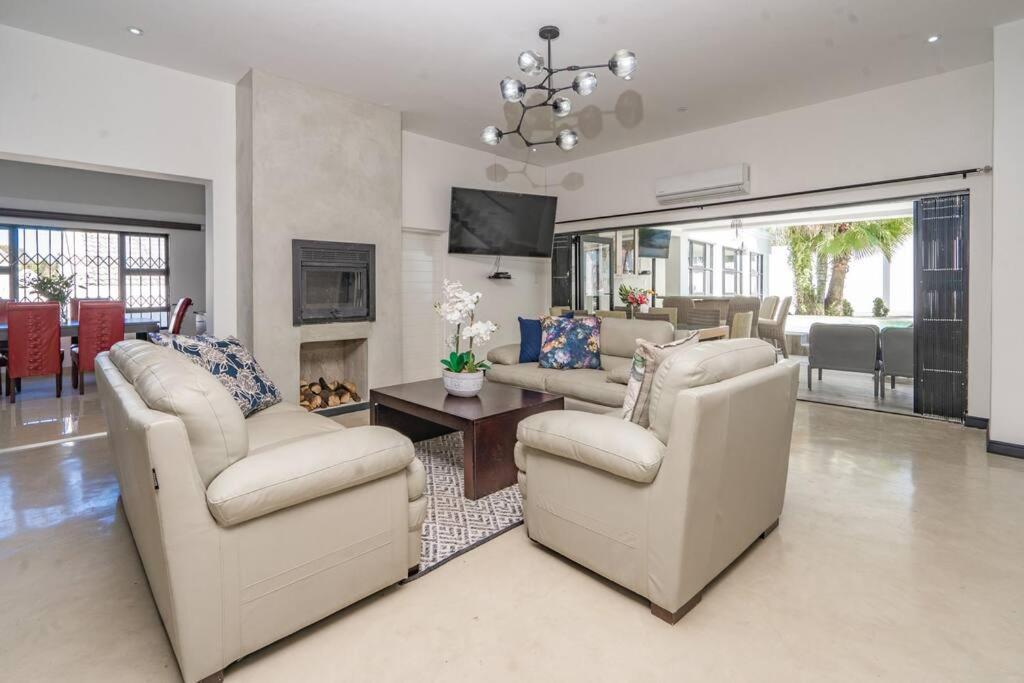 Private Modern 10 bdrm Home tucked away in Sandton