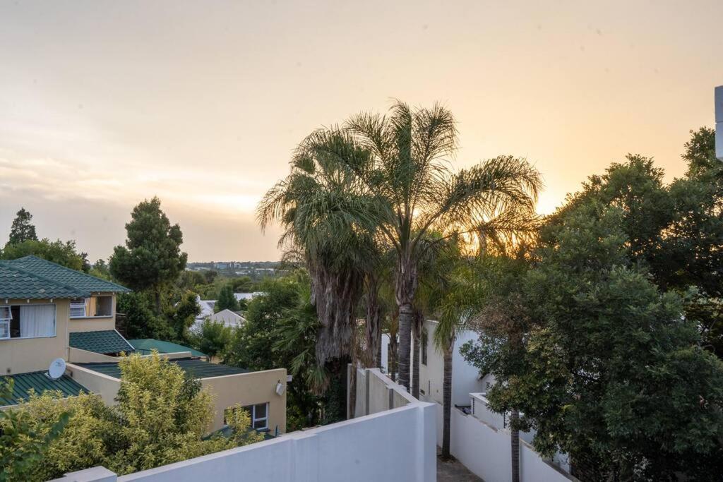 Private Modern 10 bdrm Home tucked away in Sandton
