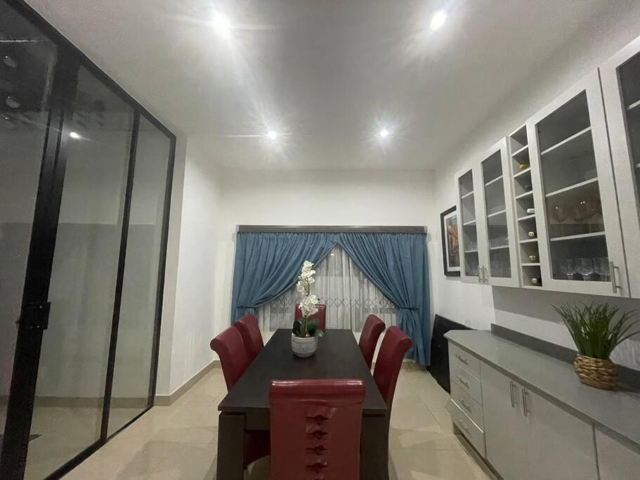 Private Modern 10 bdrm Home tucked away in Sandton