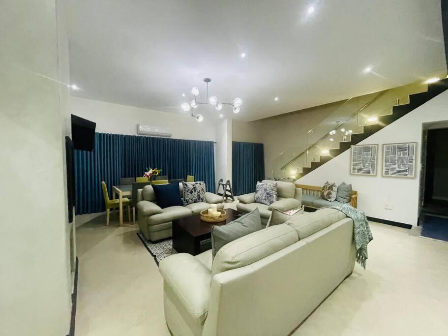 Private Modern 10 bdrm Home tucked away in Sandton