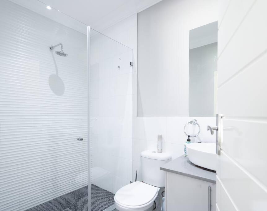 Private Modern 10 bdrm Home tucked away in Sandton