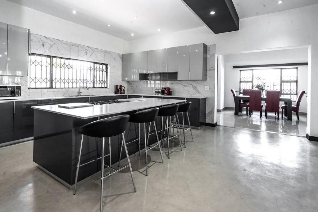 Private Modern 10 bdrm Home tucked away in Sandton