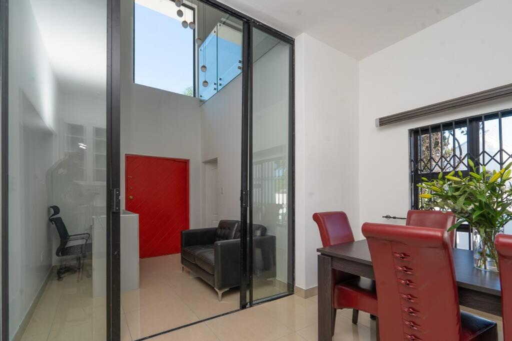 Private Modern 10 bdrm Home tucked away in Sandton