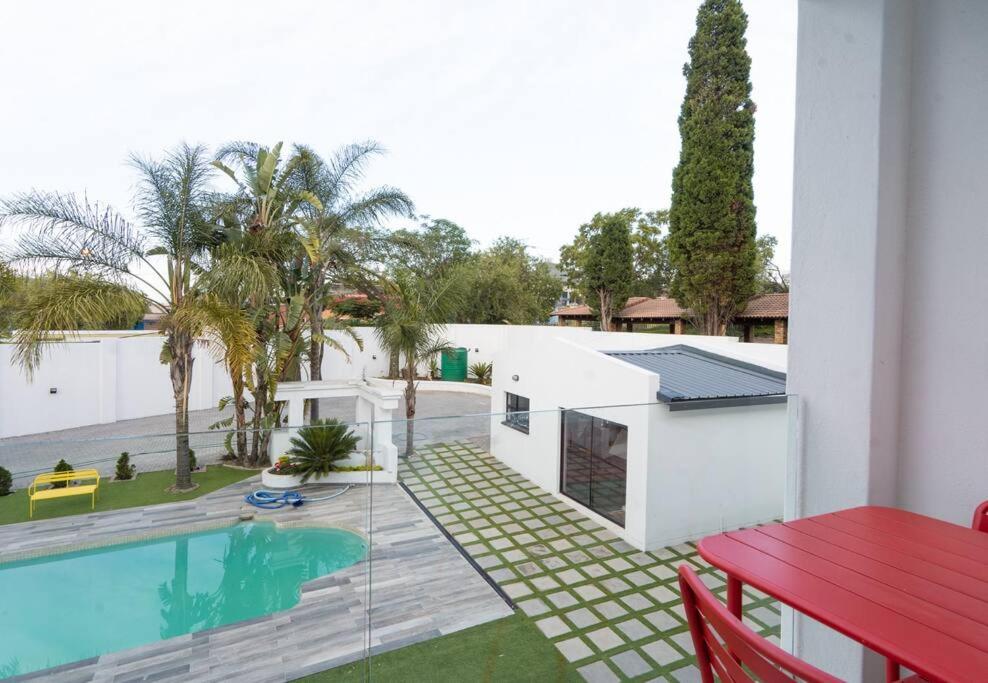Private Modern 10 bdrm Home tucked away in Sandton