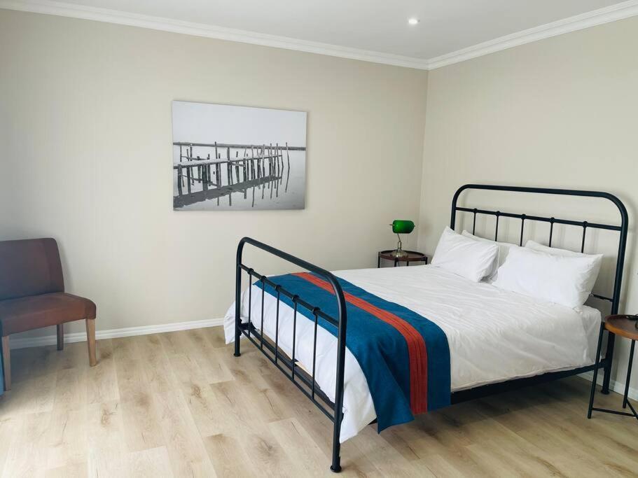 Private Modern 10 bdrm Home tucked away in Sandton