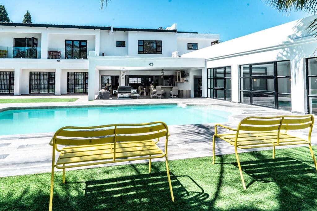 Private Modern 10 bdrm Home tucked away in Sandton