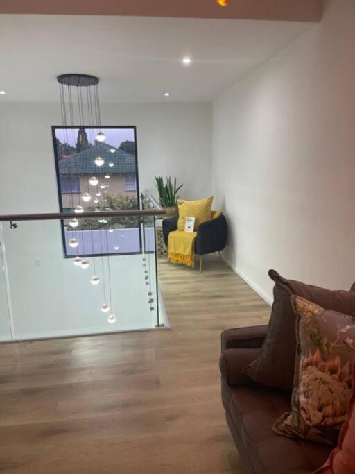 Private Modern 10 bdrm Home tucked away in Sandton