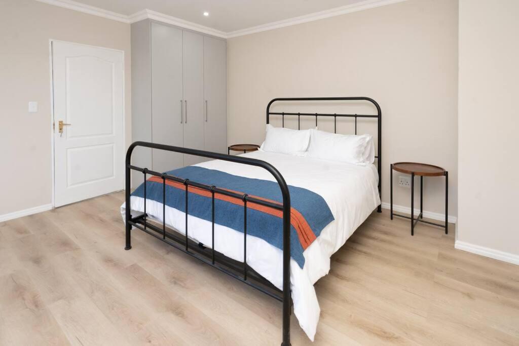Private Modern 10 bdrm Home tucked away in Sandton