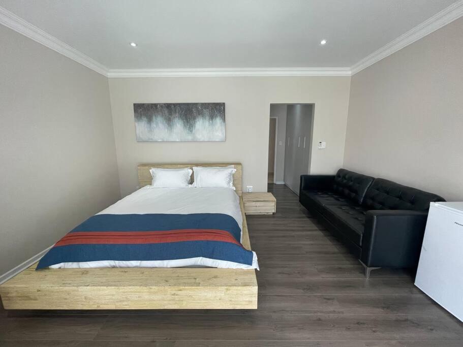 Private Modern 10 bdrm Home tucked away in Sandton