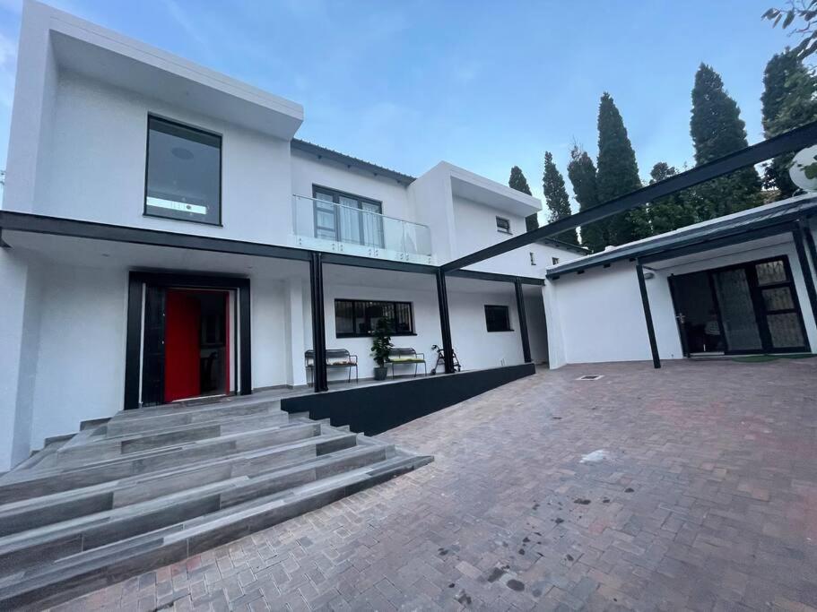 Private Modern 10 bdrm Home tucked away in Sandton