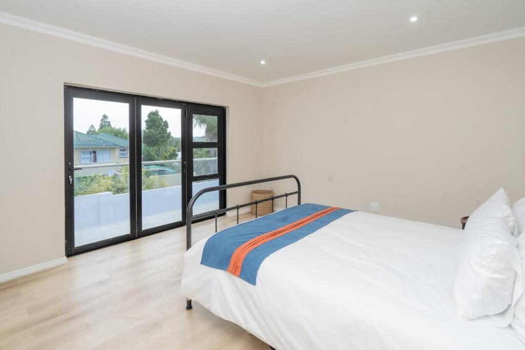 Private Modern 10 bdrm Home tucked away in Sandton