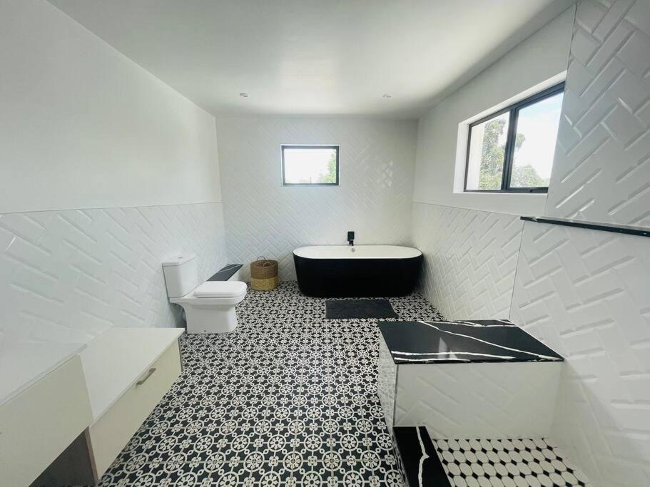 Private Modern 10 bdrm Home tucked away in Sandton