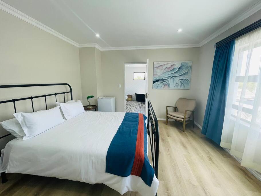 Private Modern 10 bdrm Home tucked away in Sandton