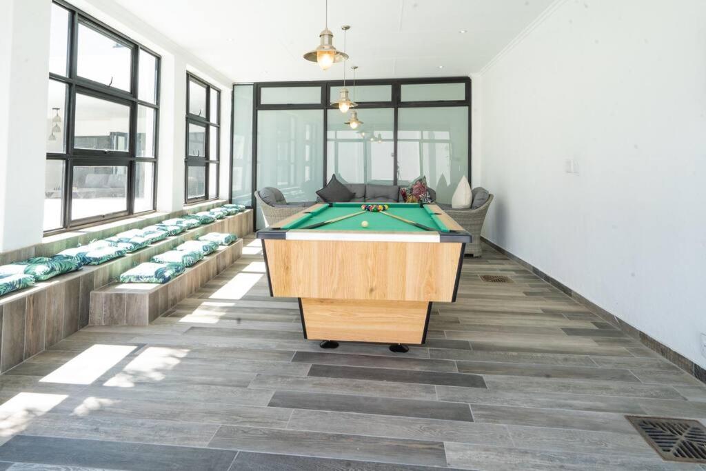 Private Modern 10 bdrm Home tucked away in Sandton