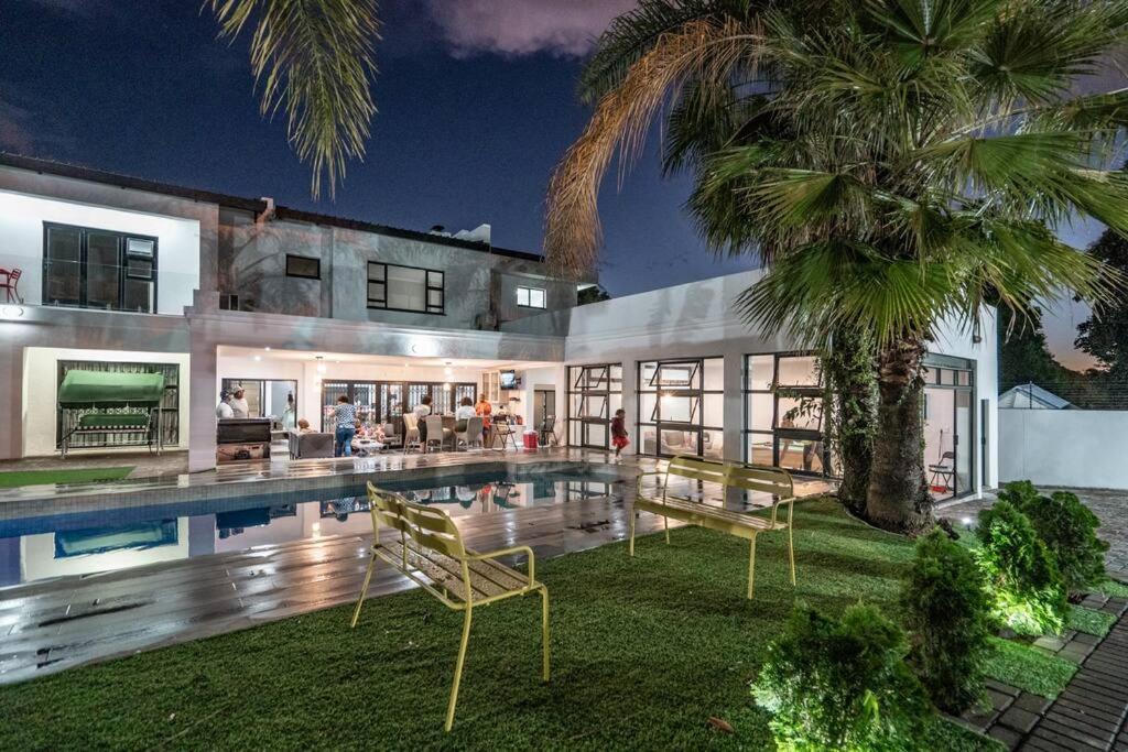 Private Modern 10 bdrm Home tucked away in Sandton