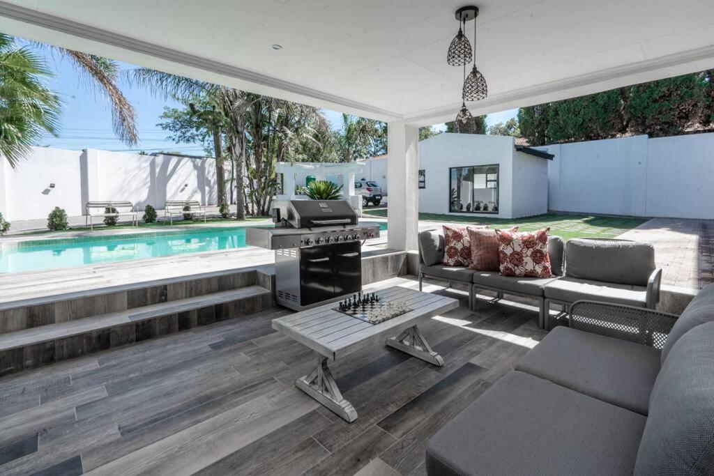 Private Modern 10 bdrm Home tucked away in Sandton