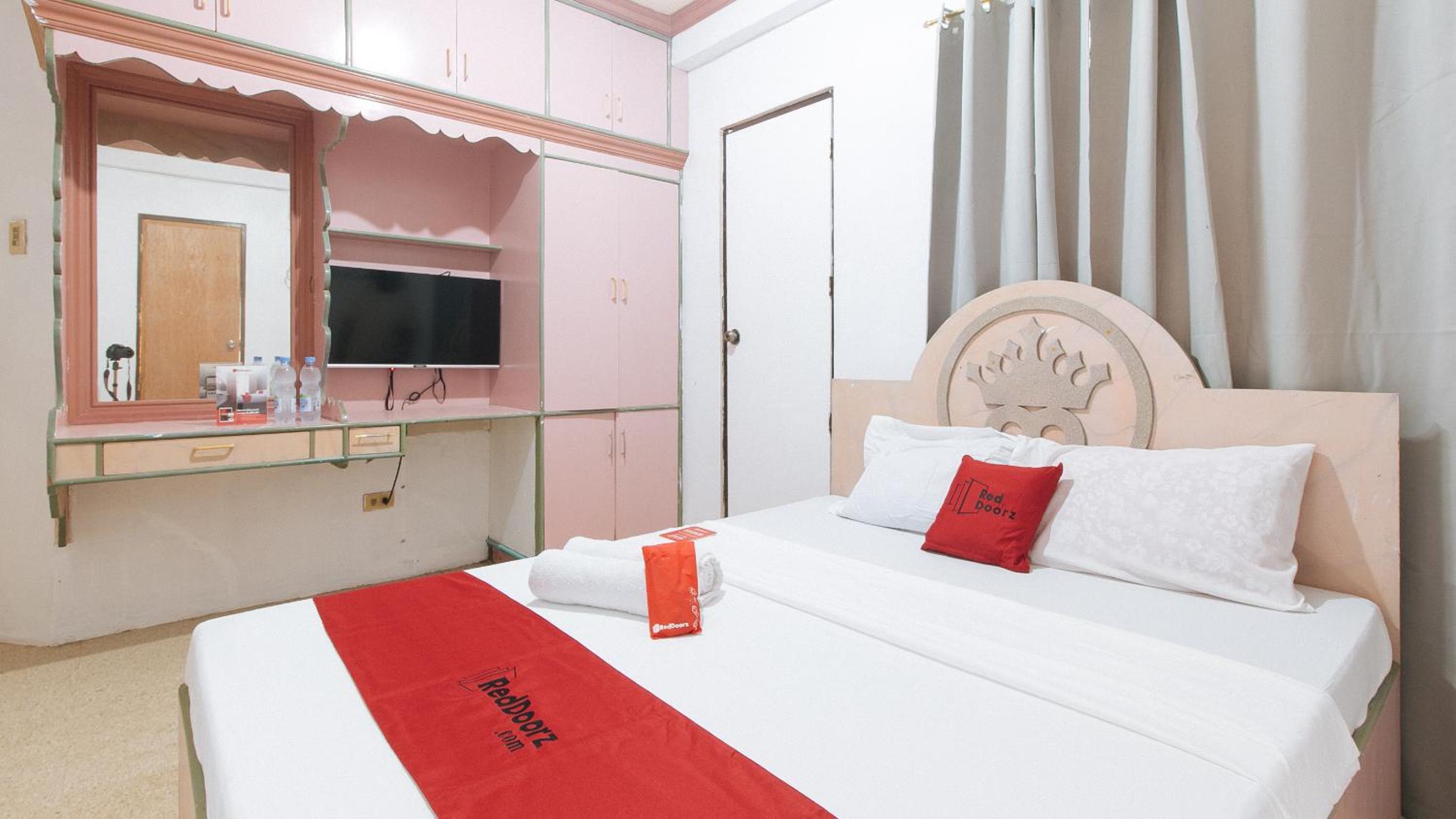 RedDoorz at Royal Grande Beach Resort Batangas