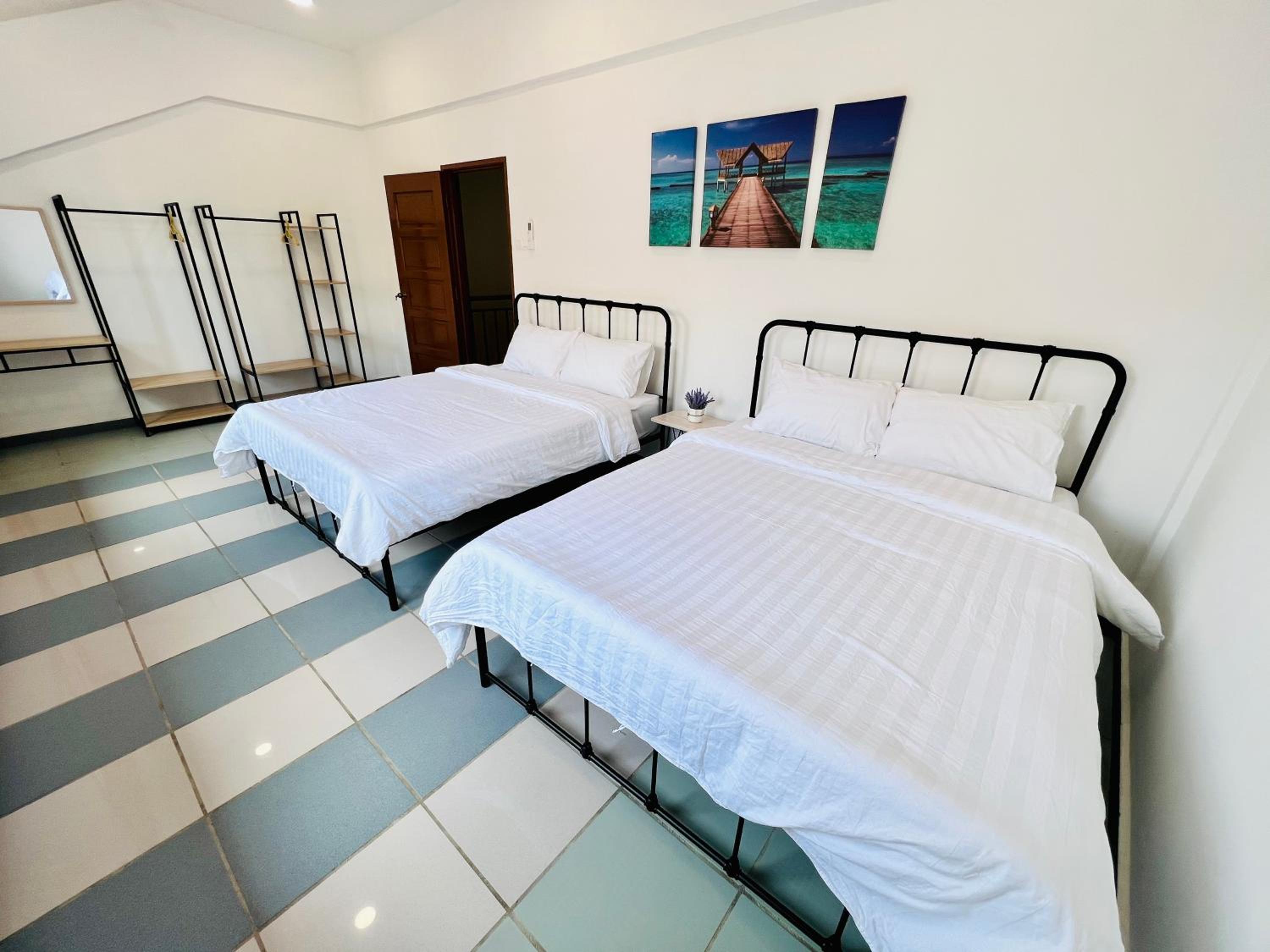 RedLoft - Cozy 4-bedroom loft with free parking and pool table photo 2