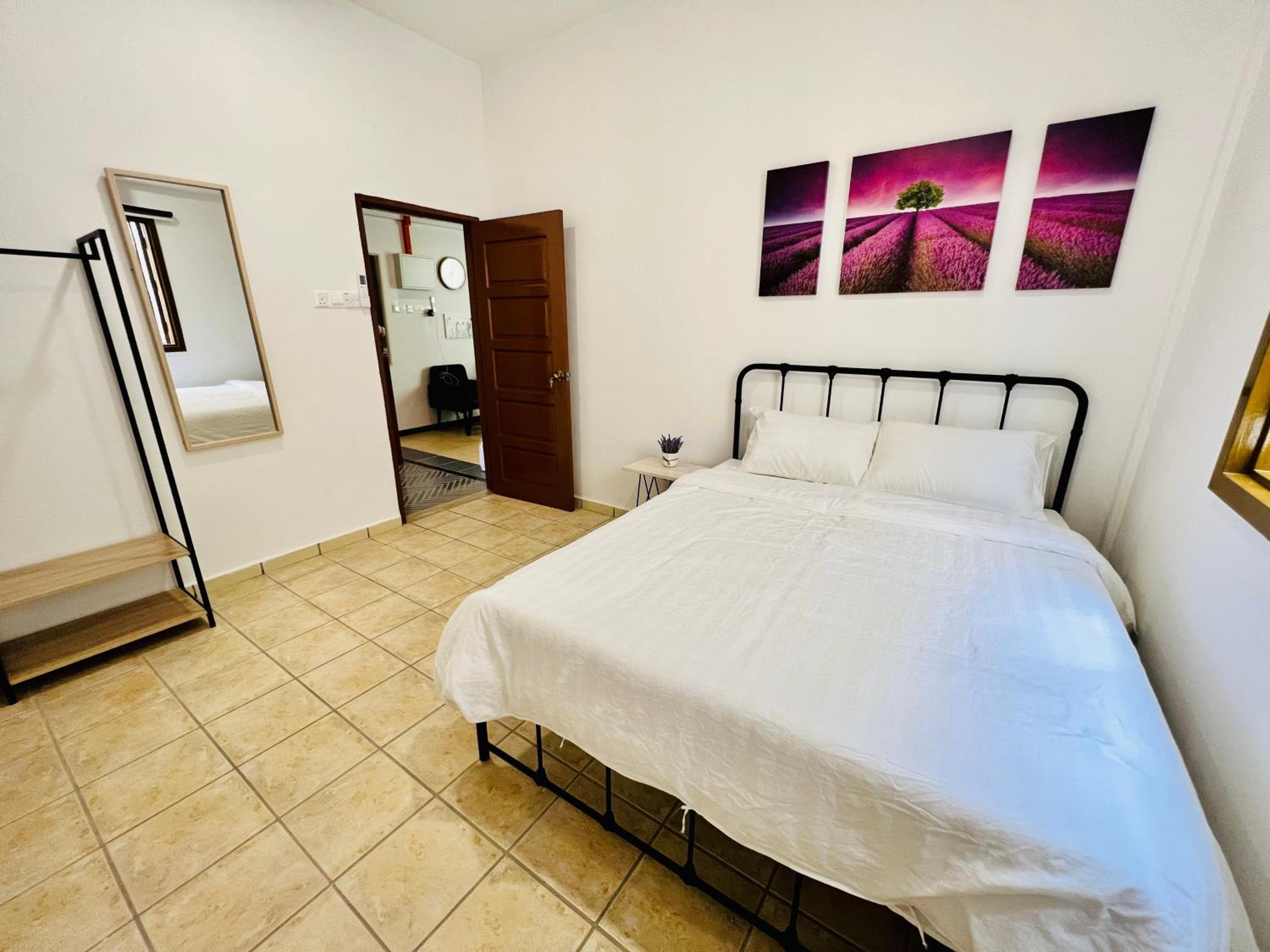 RedLoft - Cozy 4-bedroom loft with free parking and pool table photo 3