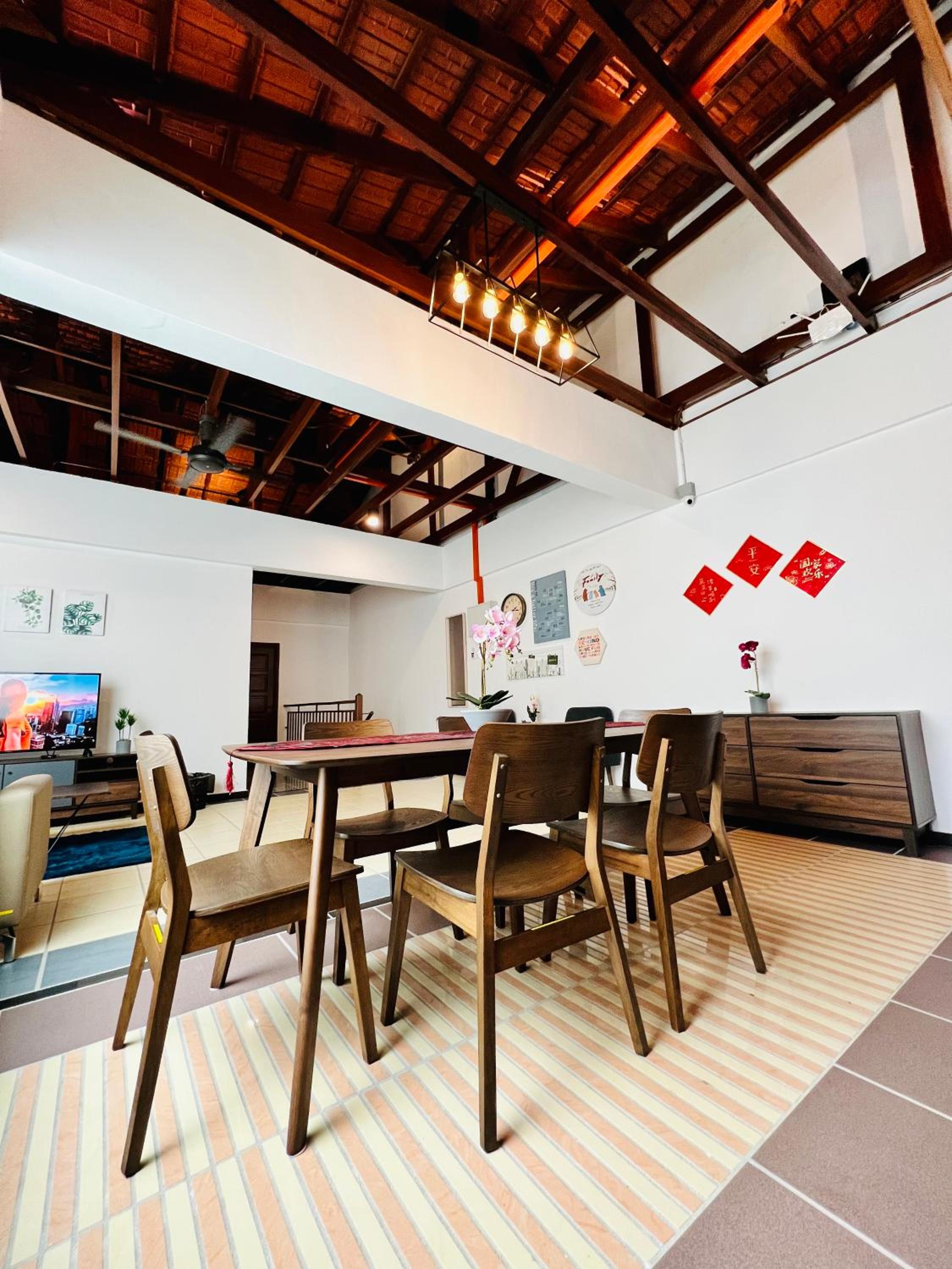 RedLoft - Cozy 4-bedroom loft with free parking and pool table photo 4