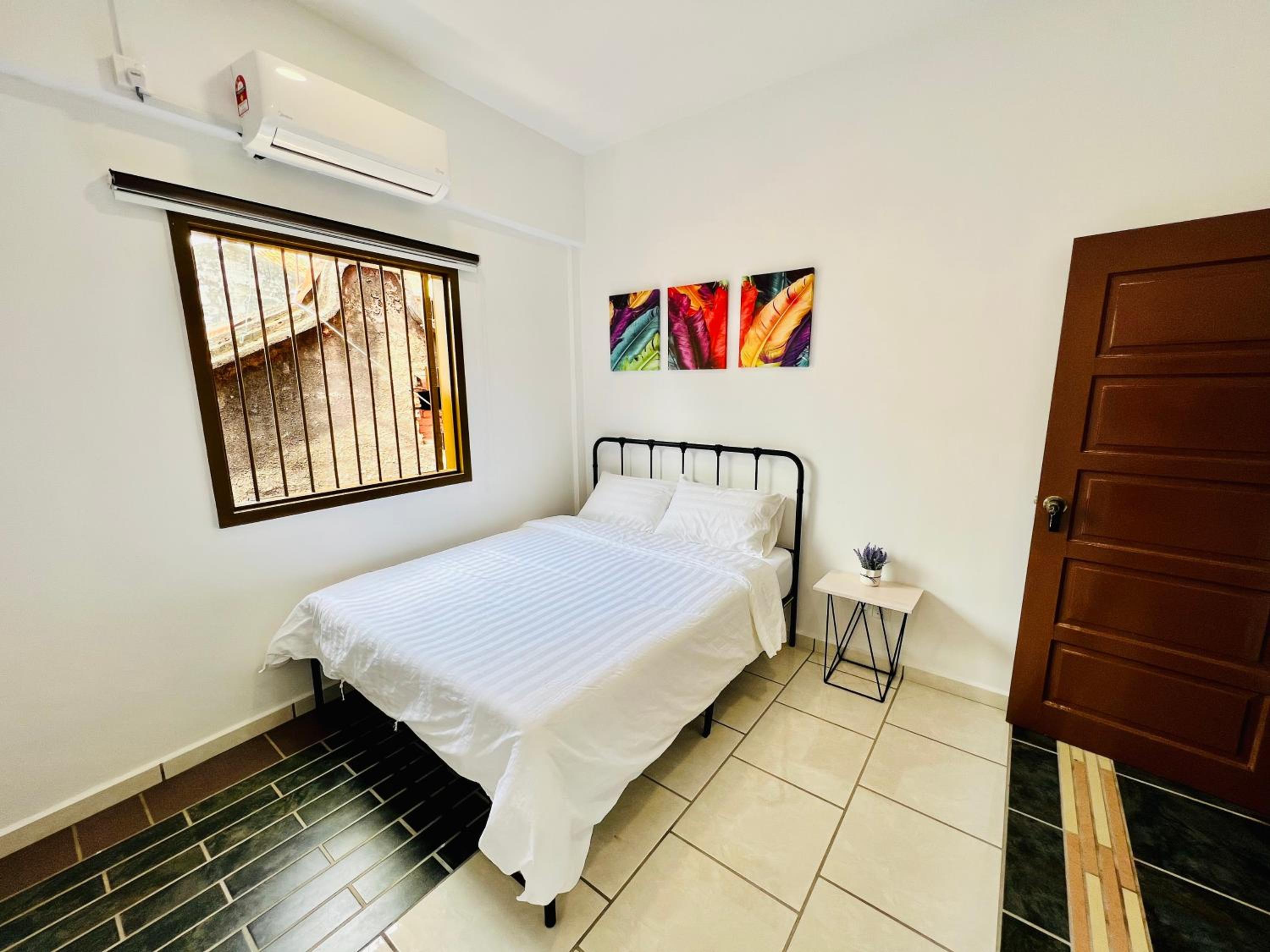 RedLoft - Cozy 4-bedroom loft with free parking and pool table photo 5