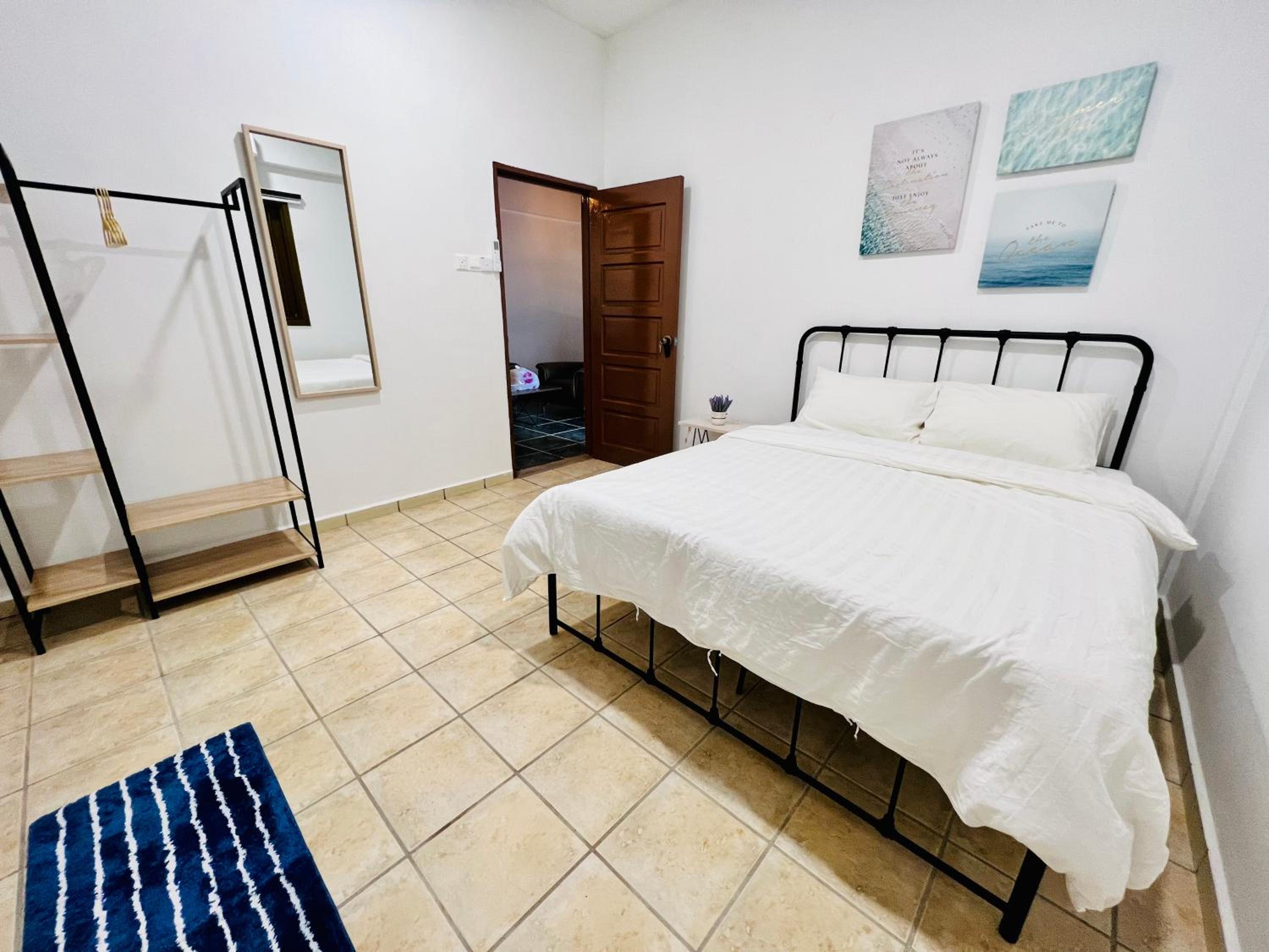 RedLoft - Cozy 4-bedroom loft with free parking and pool table photo 7