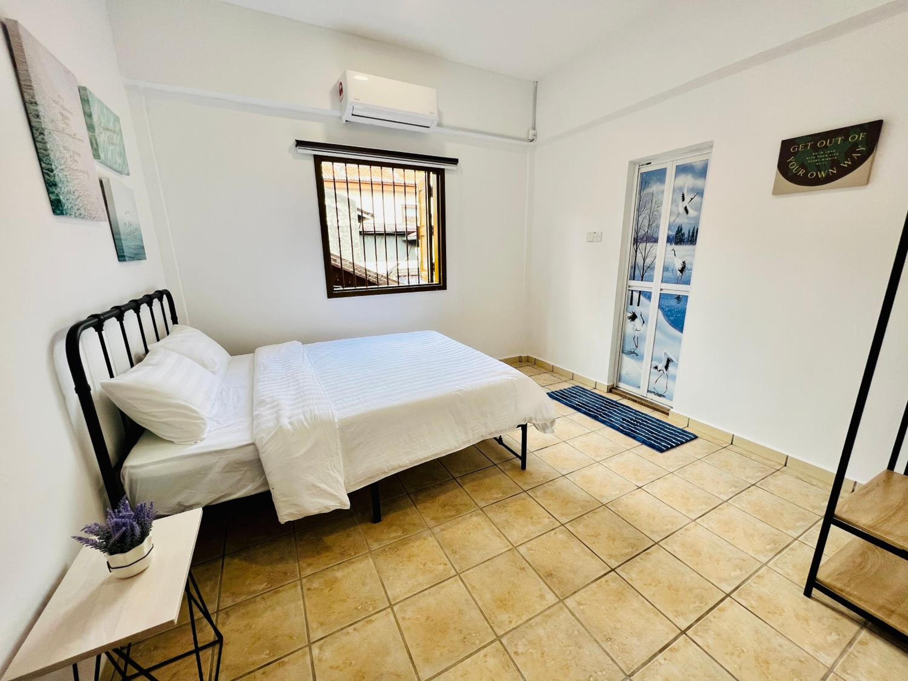 RedLoft - Cozy 4-bedroom loft with free parking and pool table photo 8