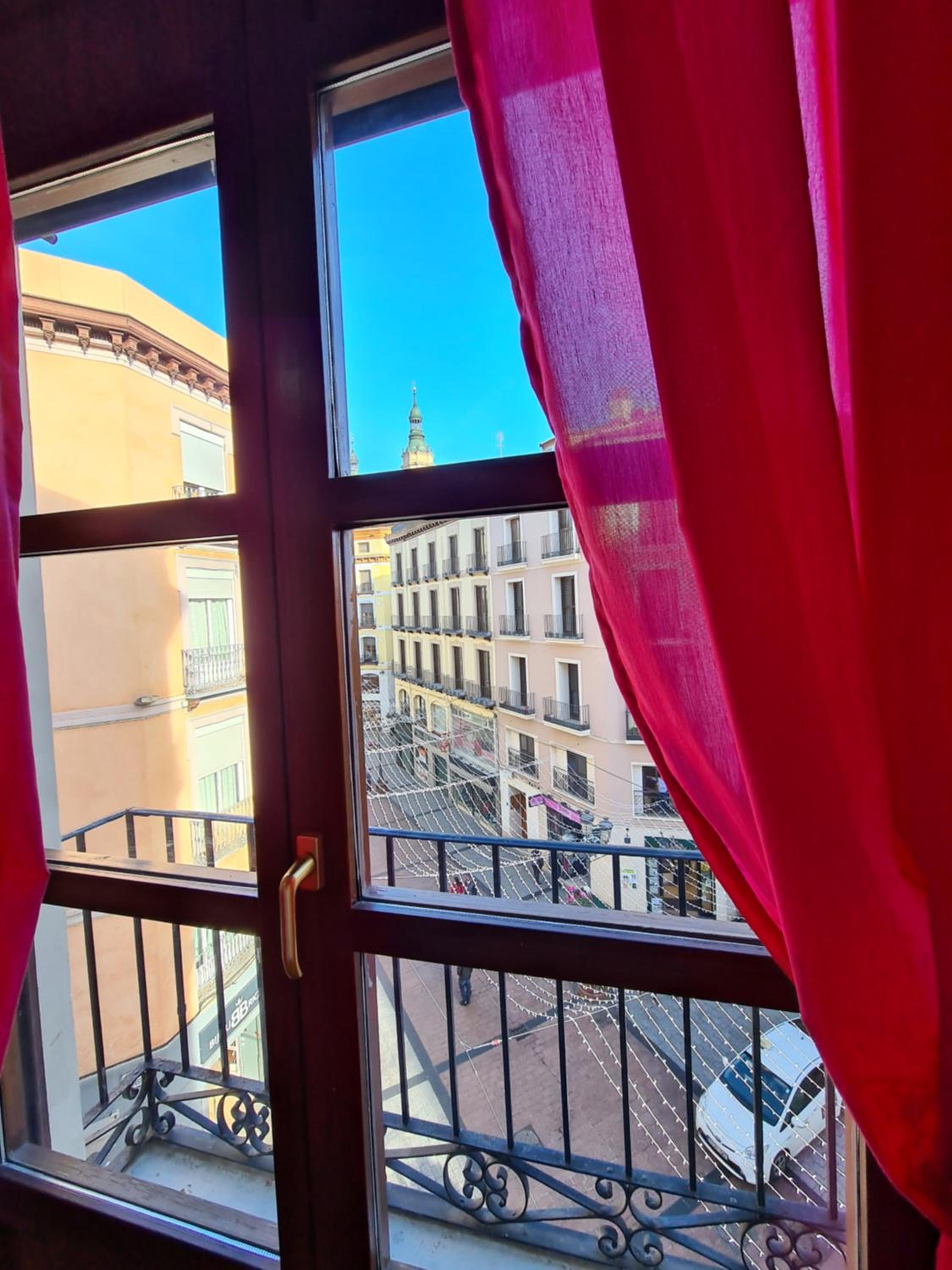 Dos Torres Pilar Suites- balcones con vistas a la ciudad