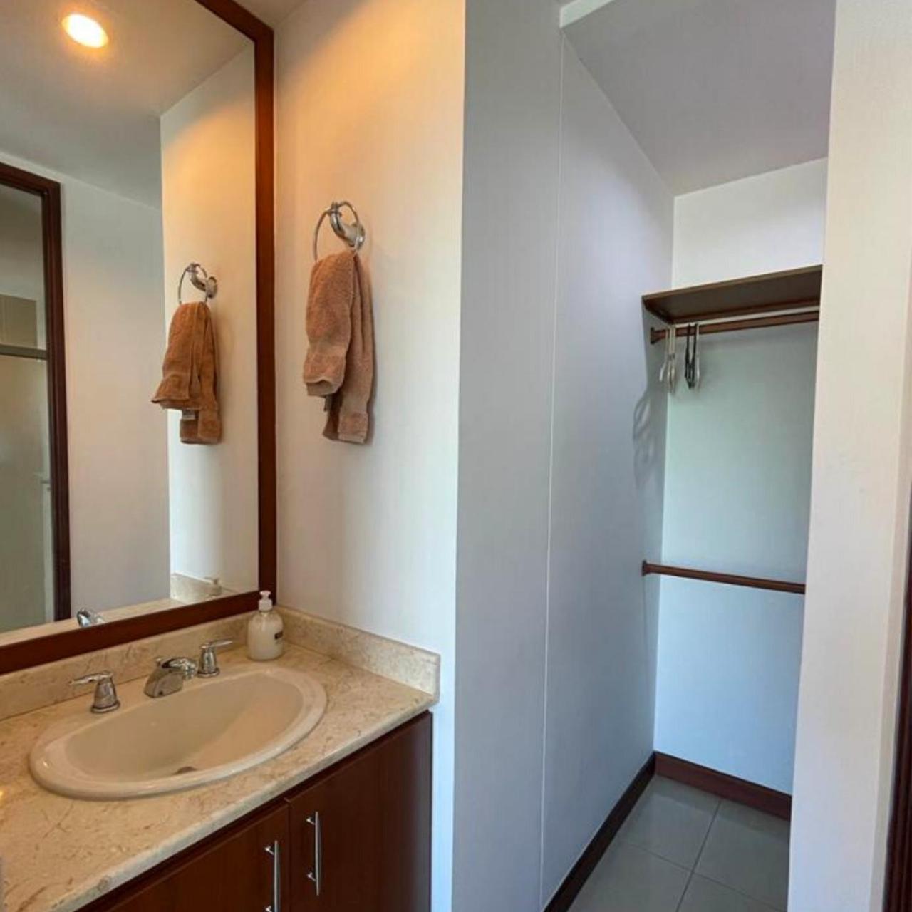 Apartasuit Vacacional en El Poblado Medellín view 4