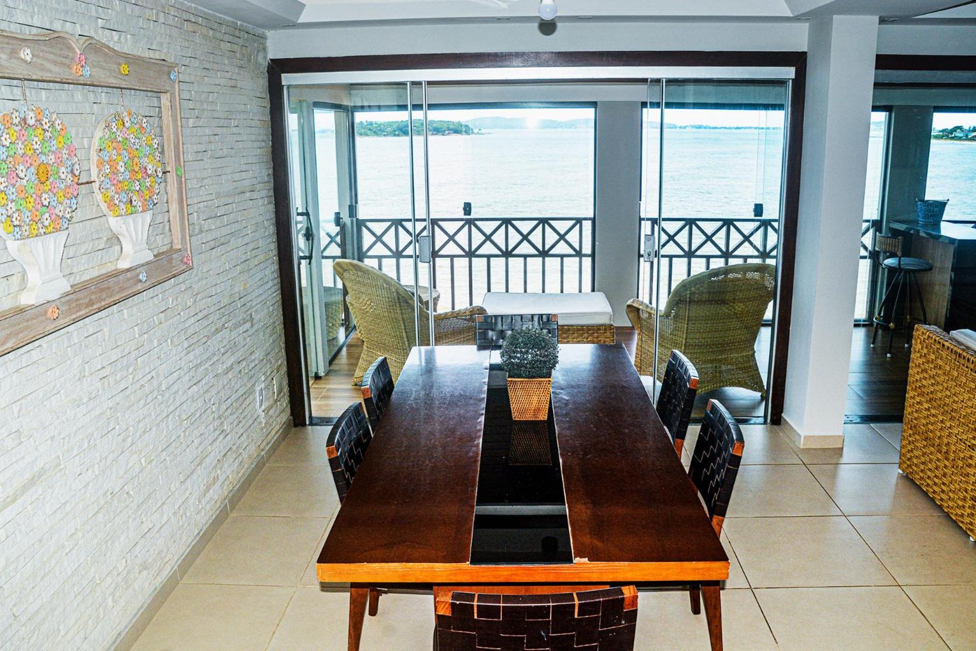 Casa pé na areia com varanda gourmet em Búzios RJ