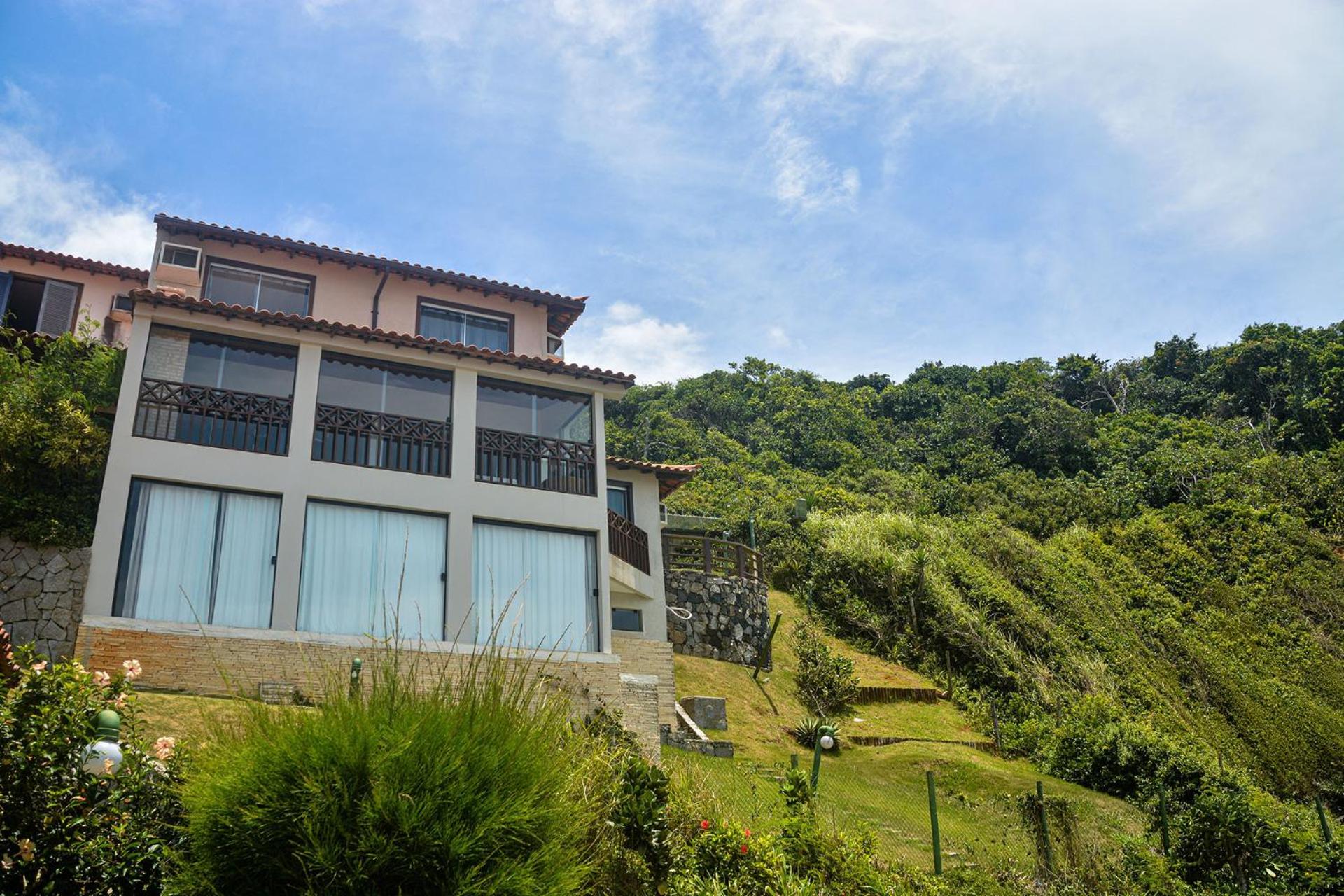 Casa pé na areia com varanda gourmet em Búzios RJ