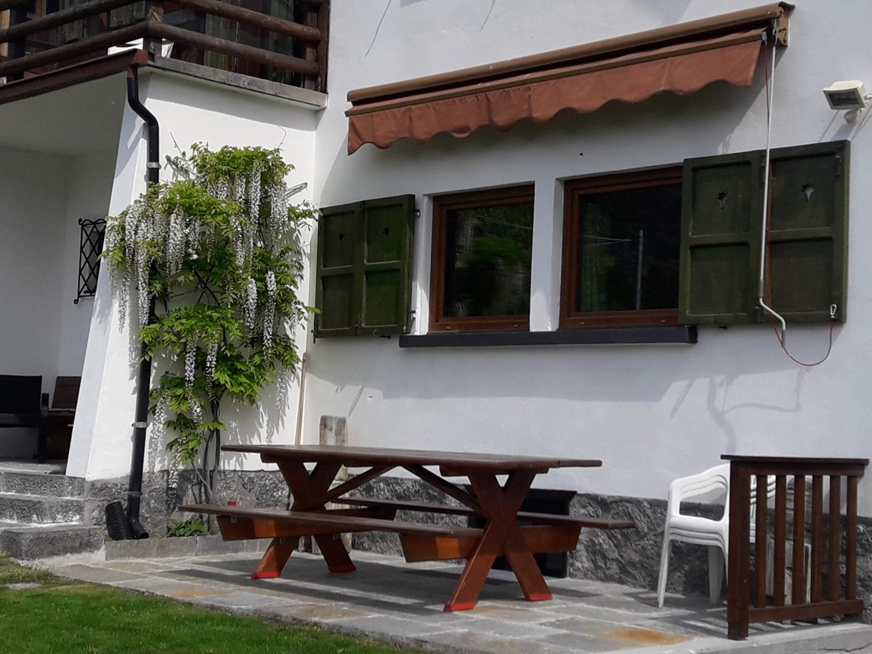 Villa Bianca Bormio garden and parking view 4