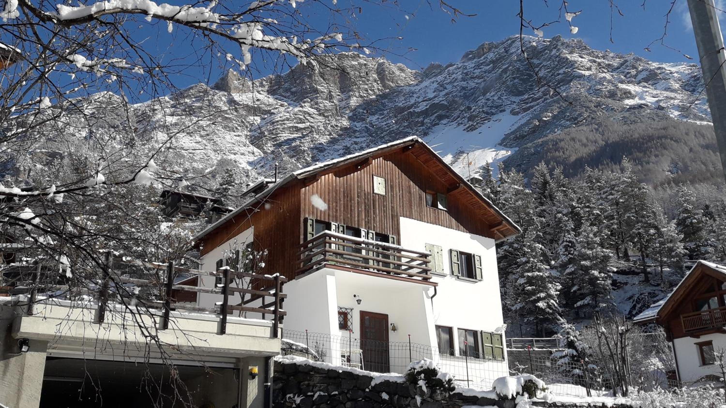 Villa Bianca Bormio garden and parking view 2