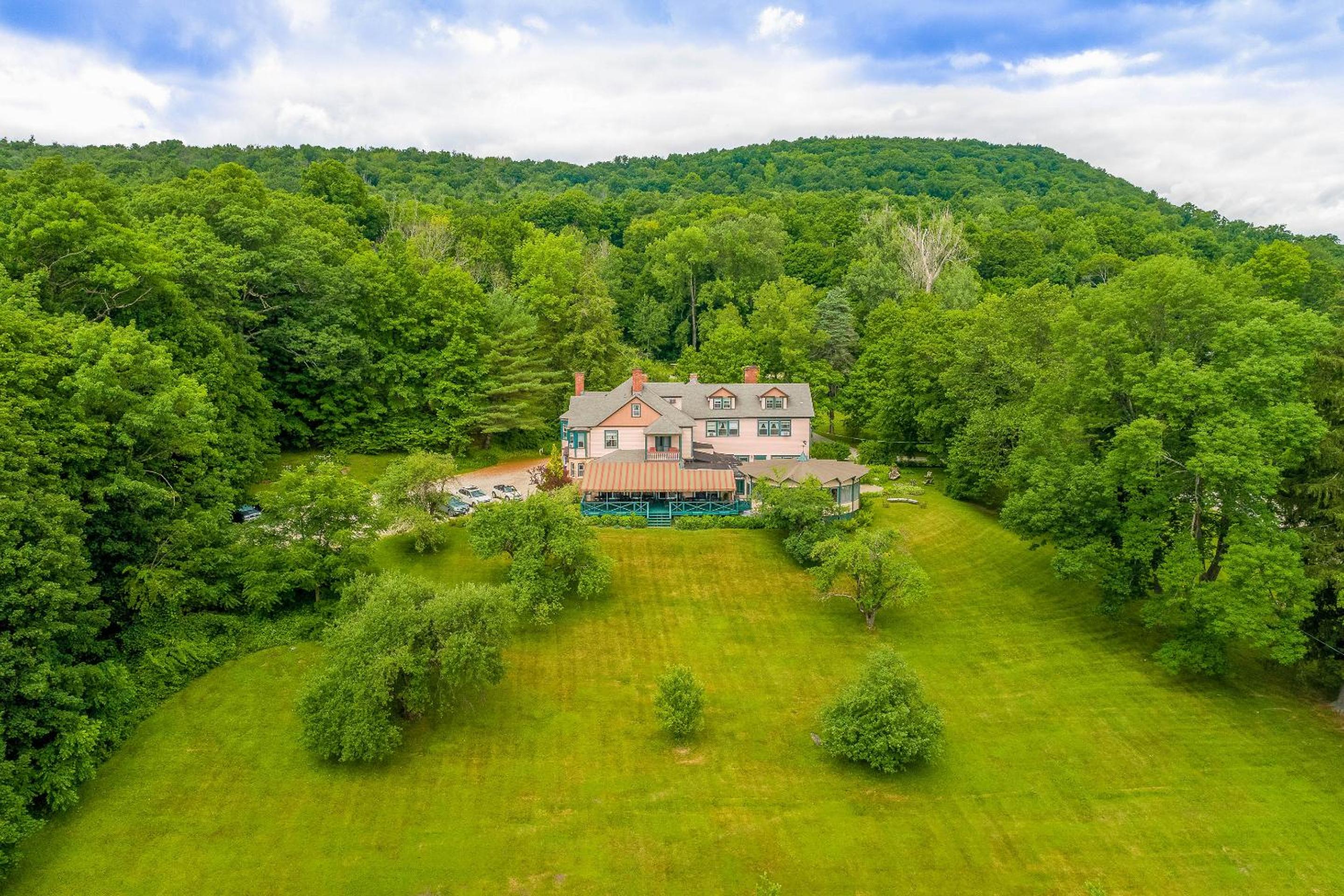 Lenox Vacations - Apple Tree Inn - Property Image 64