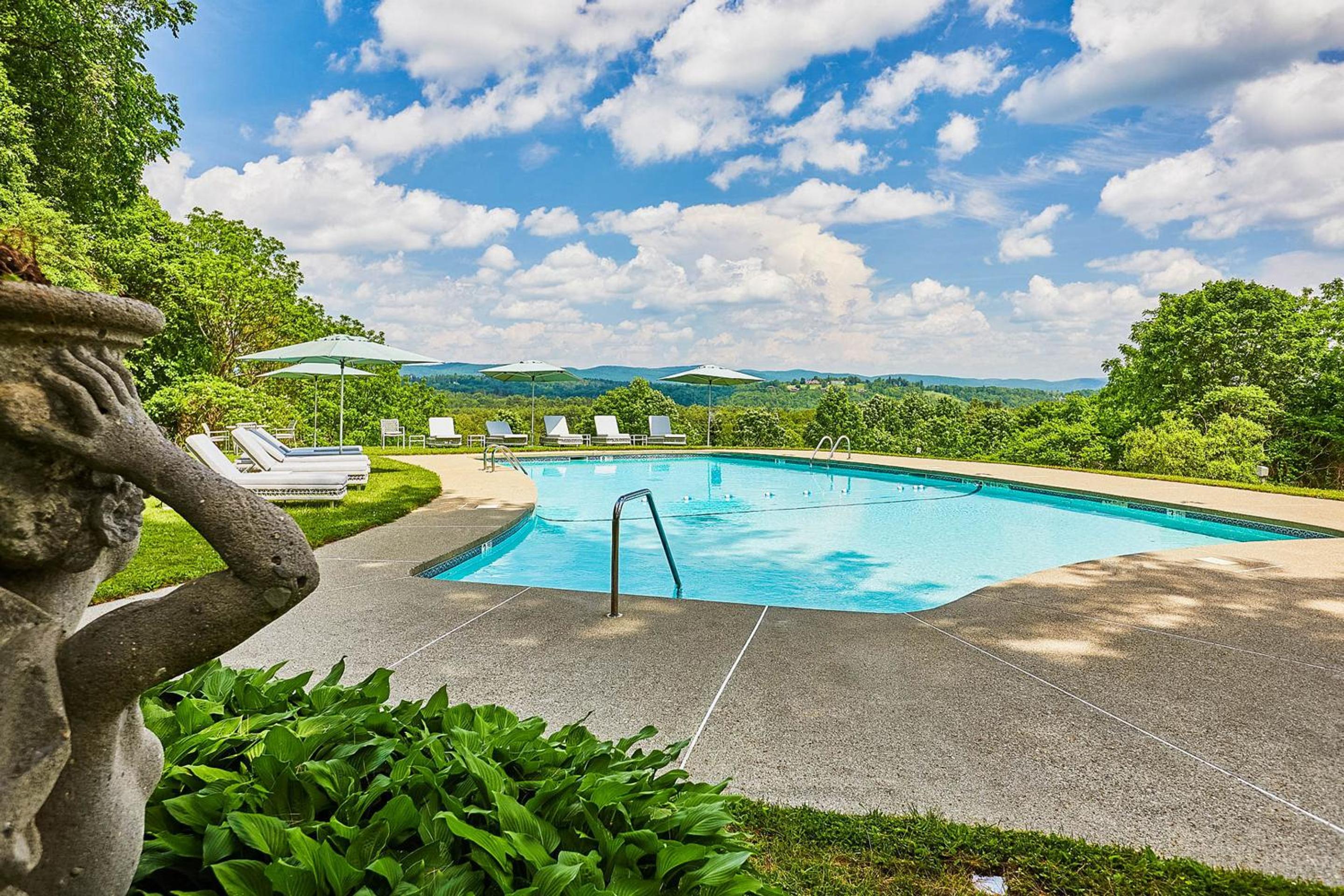 Lenox Vacations - Apple Tree Inn - Property Image 3