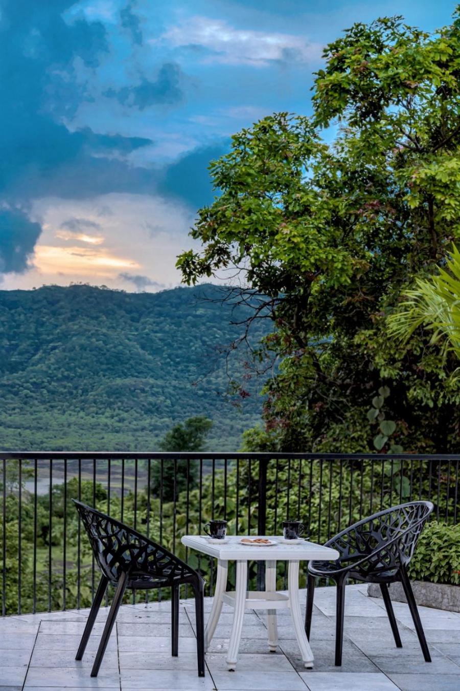 SaffronStays Sundowner - 8BR Morbe-view villa, grand pool, outdoor bar, gazebo, TT & pool table, rain dance, award-winning view 4