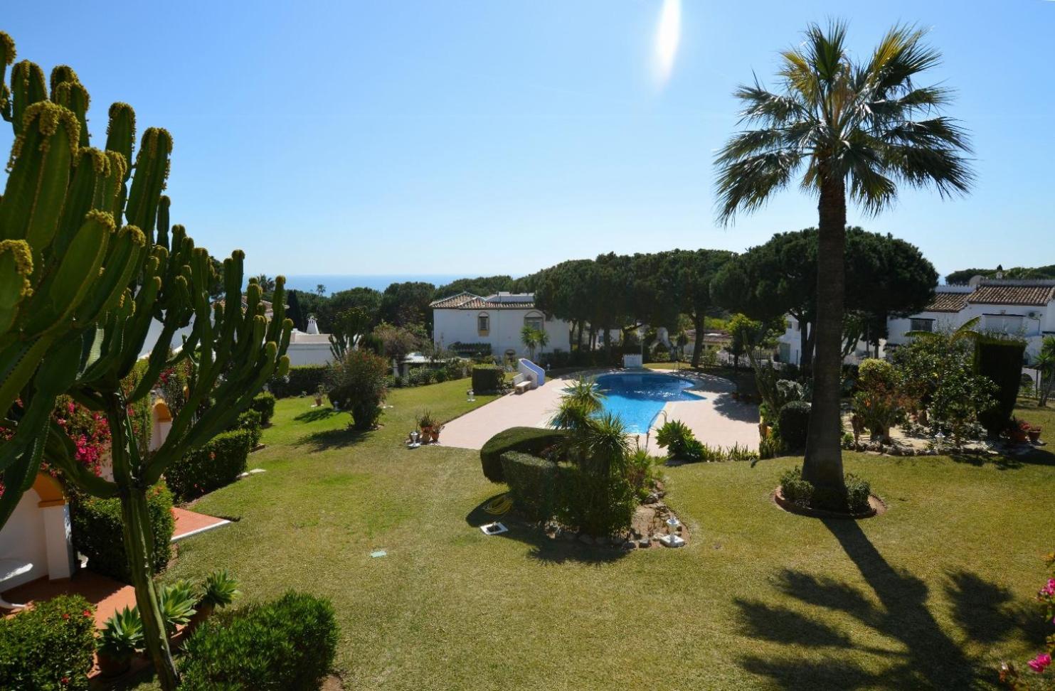 Beautiful townhouse-end of row in Calahonda Mijas photo 1
