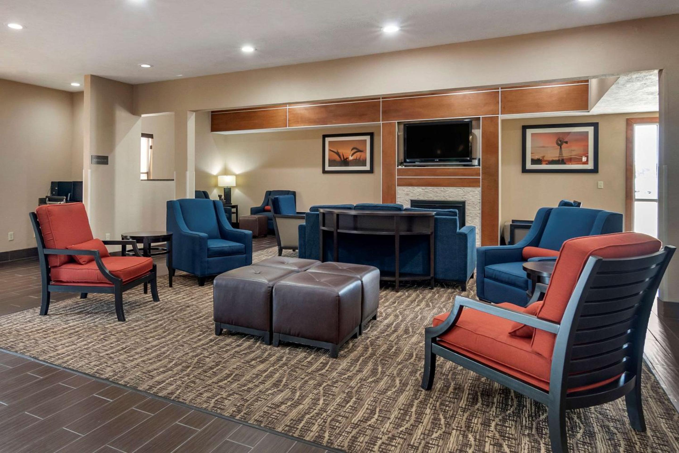 Manhattan Vacations - Comfort Inn  Suites Junction City - near Fort Riley - Property Image 2