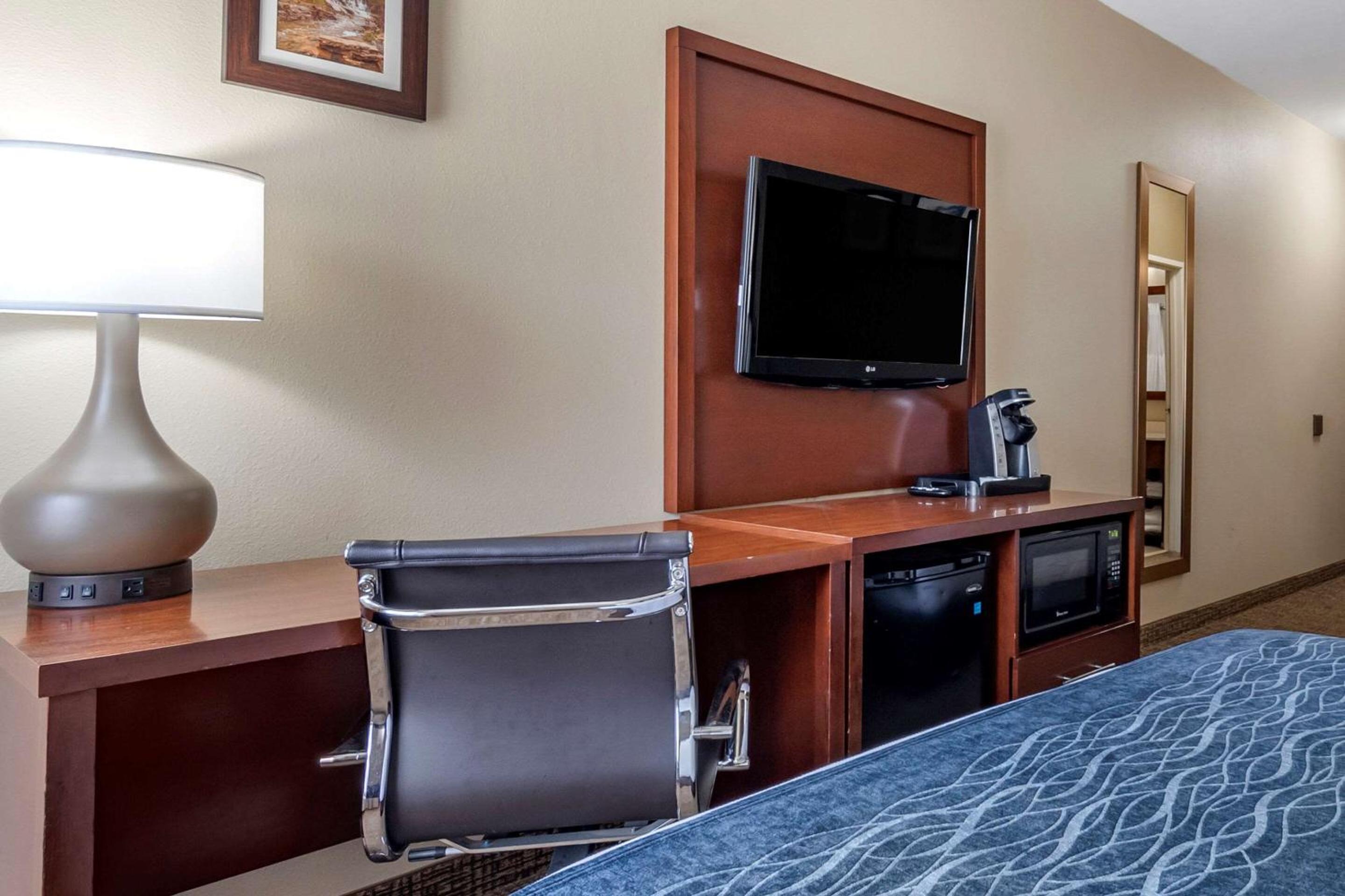 Junction City Vacations - Comfort Inn  Suites Junction City - near Fort Riley - Property Image 2