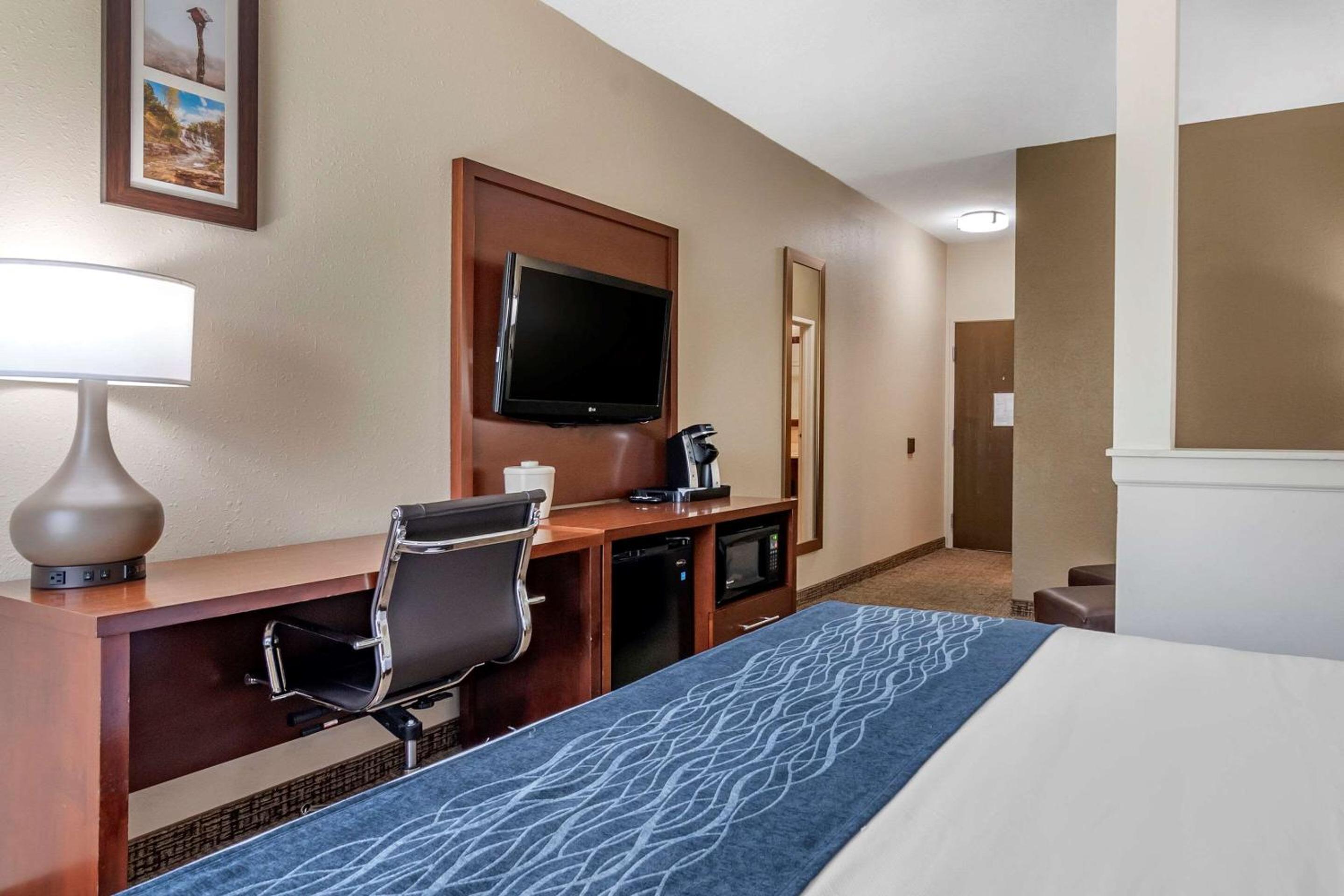Junction City Vacations - Comfort Inn  Suites Junction City - near Fort Riley - Property Image 4