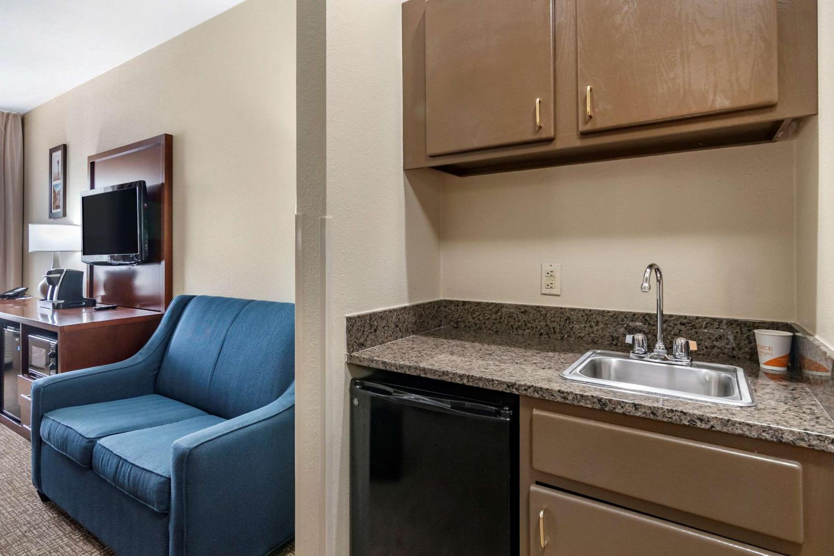 Junction City Vacations - Comfort Inn  Suites Junction City - near Fort Riley - Property Image 7