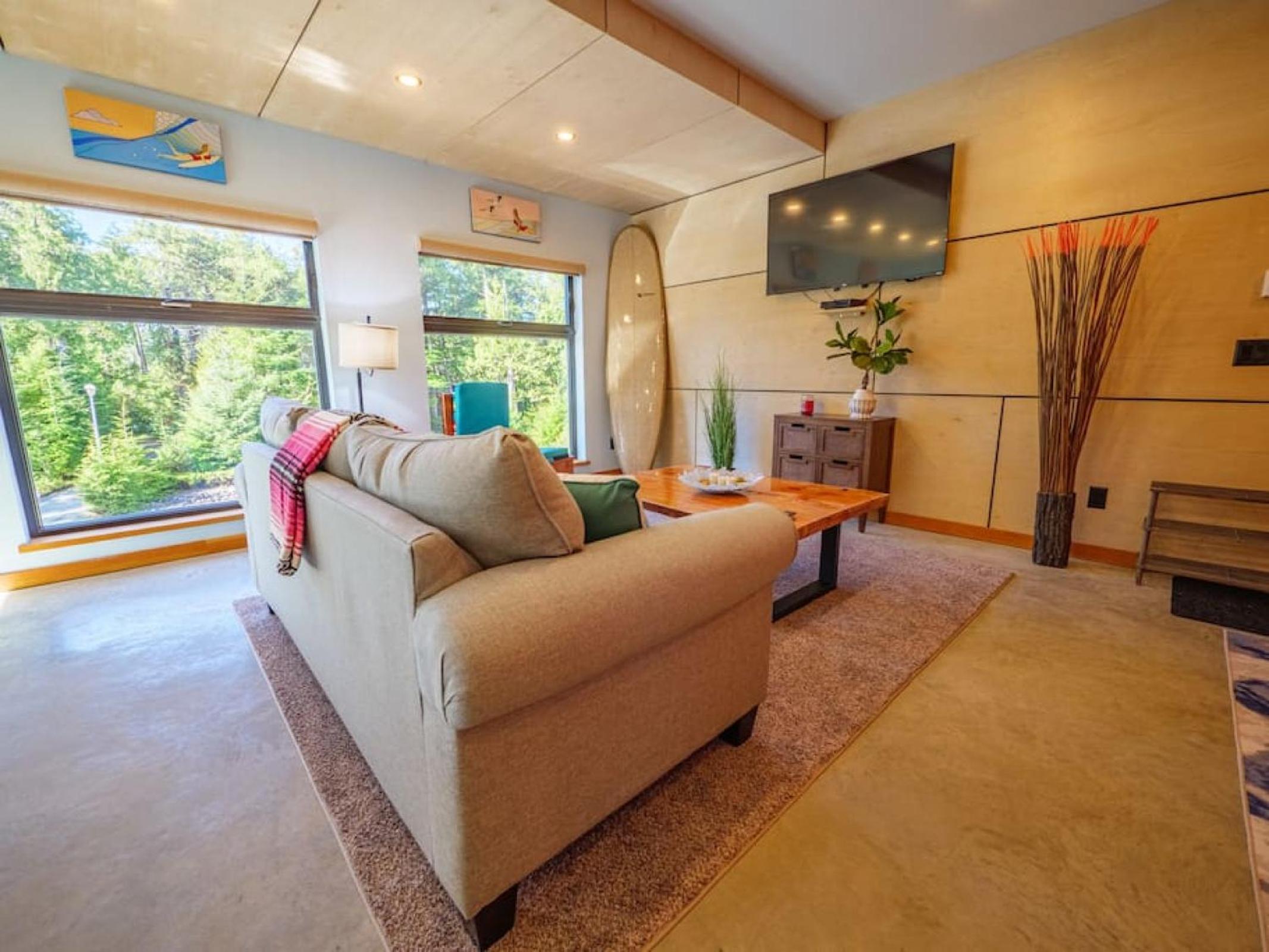 The Black Pearl, Luxury King Bed and Patio view 2
