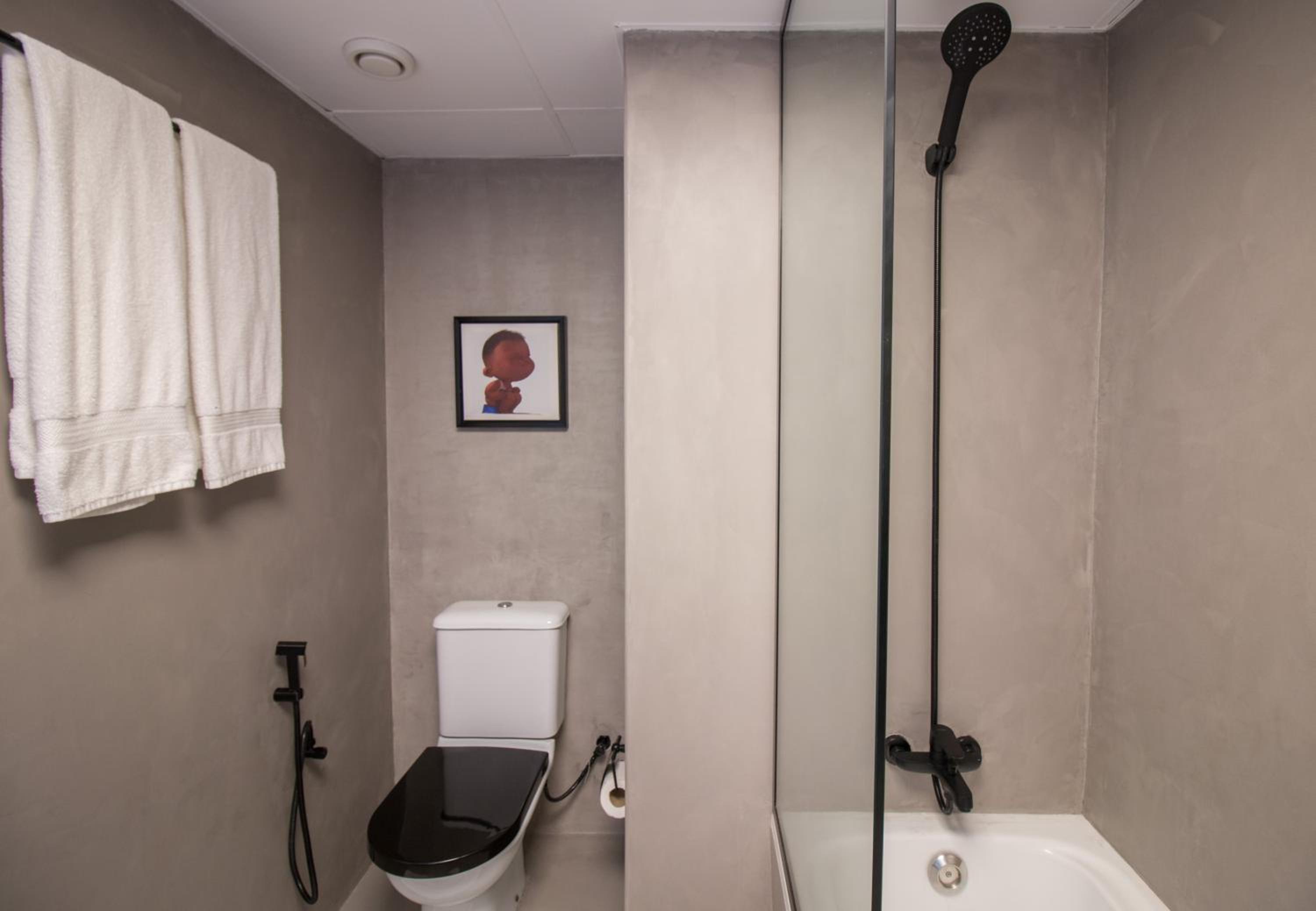 Walking Distance to Metro! FULL Canal View