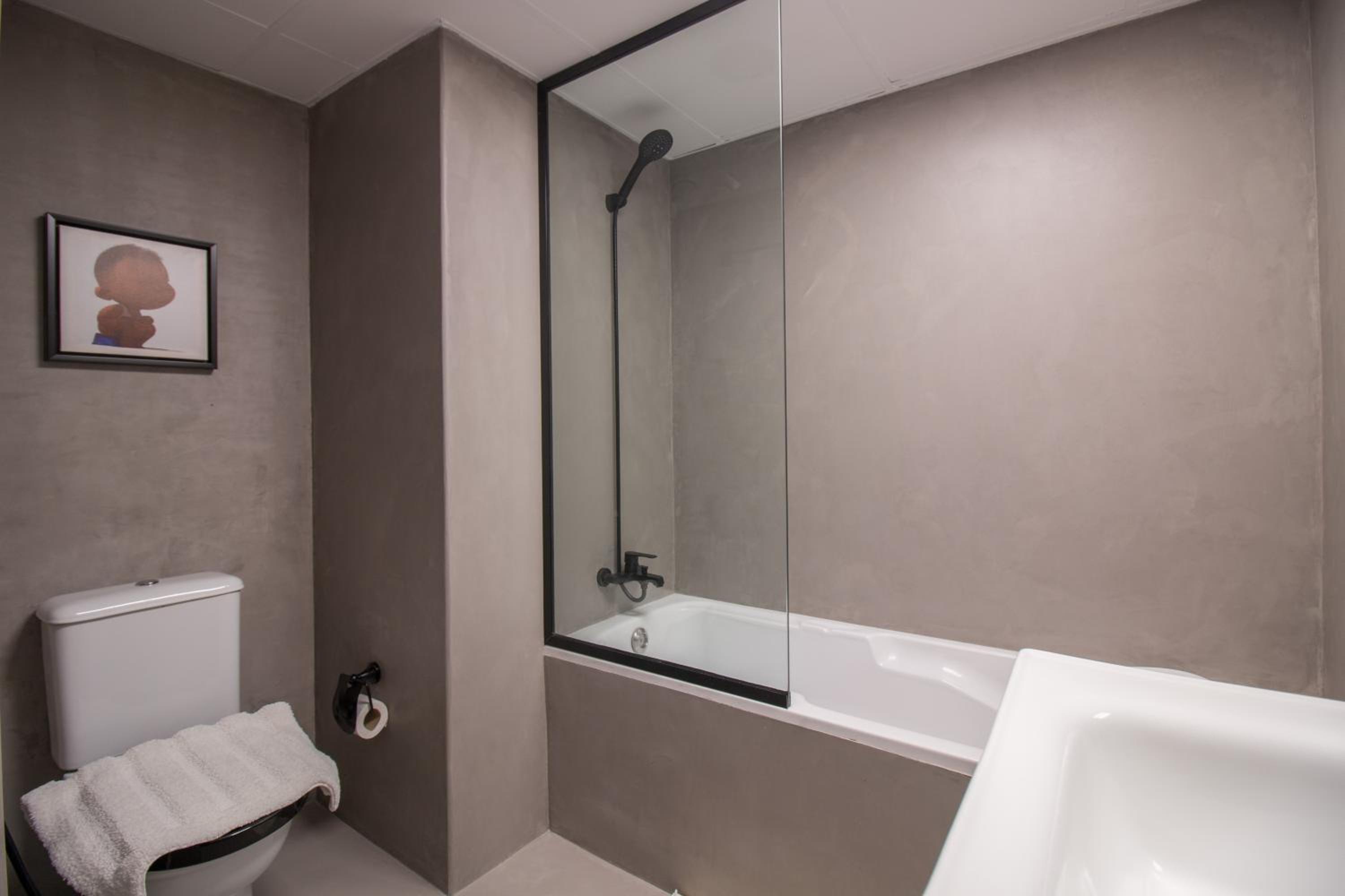Walking Distance to Metro! FULL Canal View