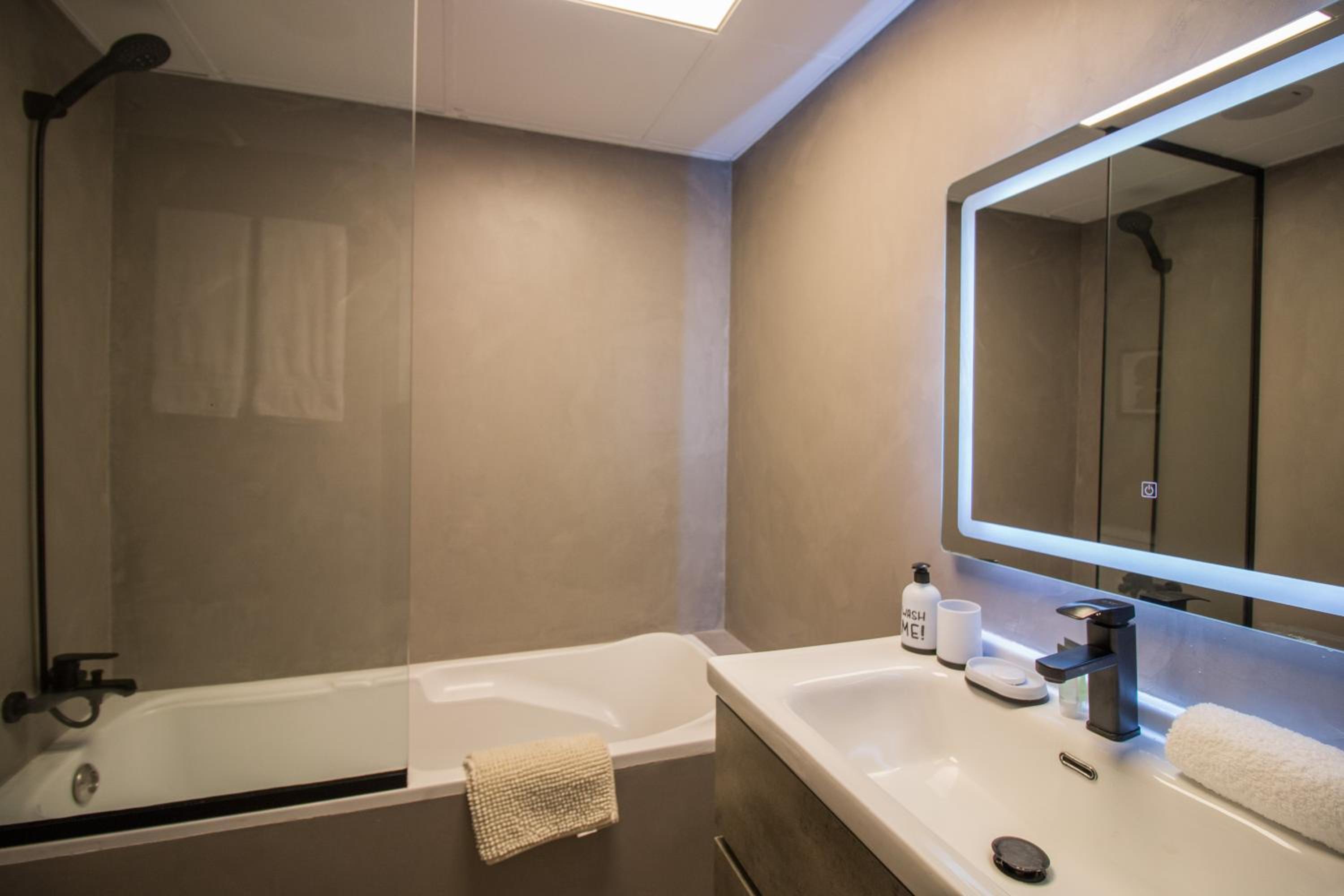 Walking Distance to Metro! FULL Canal View