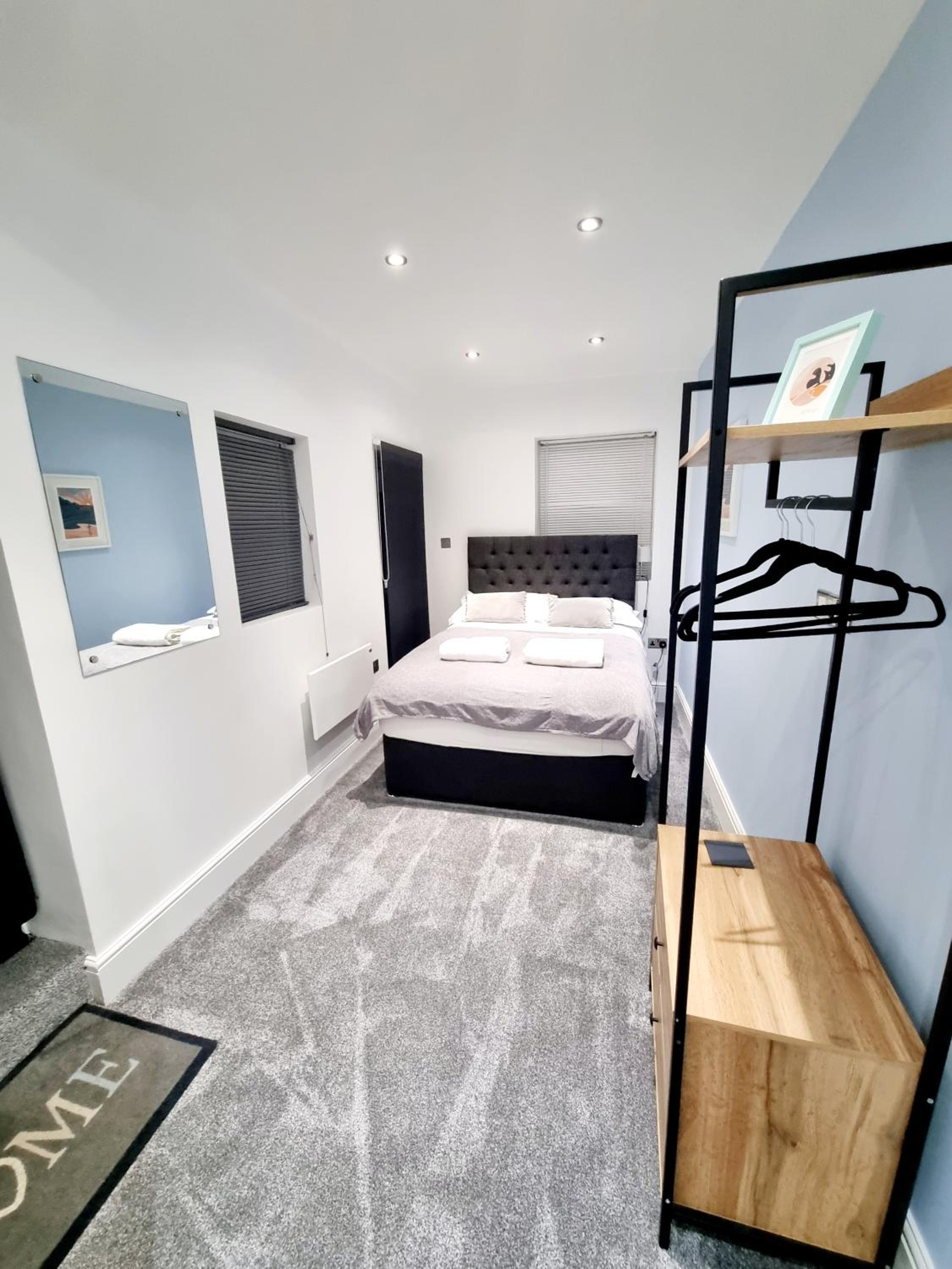 Superb 2 beds 2 baths New Apartment w/ Garden+Patio view 3